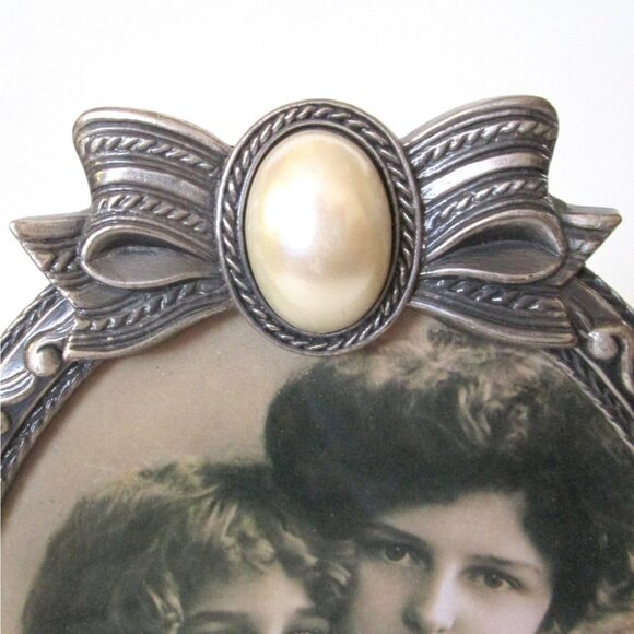 Vintage Malden Victorian Style Oval Picture Frame Bow Faux Pearl 5 x 7 - Picture 2 of 9